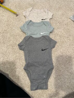 Nike Baby Short-Sleeve Bodysuit Set - Gray, Light Gray, Cream